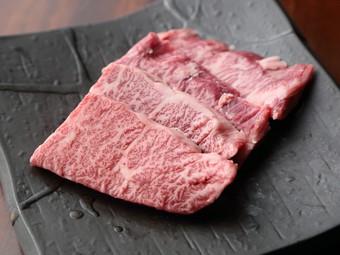 オリジナル特製タレをつけて味わう『ハラミ～黒毛和牛三種盛りより』