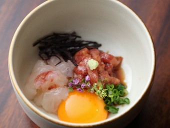 日本全国から旨いもんだけを集めた珠玉の料理を、囲炉裏でご堪能くださいませ。