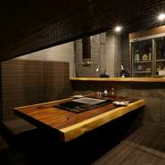 対面式の掘りごたつでは、ゲストと随時会話をしながら、焼き加減や味わい方をレクチャー。一緒に楽しみつつ、肉のベストなおいしさを逃さないようにサポートされています。