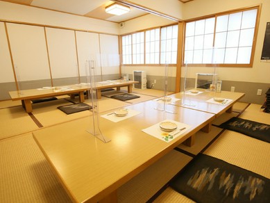 店舗の貸切利用もOK！仕切りを外せば30名以上が着席可能