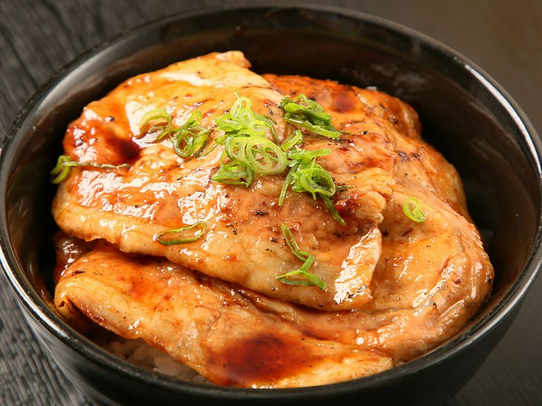 ボリューム満点!北海道の恵みをまるごと頬張る『ぶた丼』