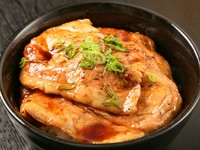 ボリューム満点！北海道の恵みをまるごと頬張る『ぶた丼』