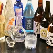 多彩なお酒メニューの中でも、特に日本酒や焼酎の品ぞろえが豊富。全国から取り寄せる地酒を味わえるほか、今では生産されていない希少な銘柄に出合えることも。季節のお酒を楽しみに、また足を運びたくなります。