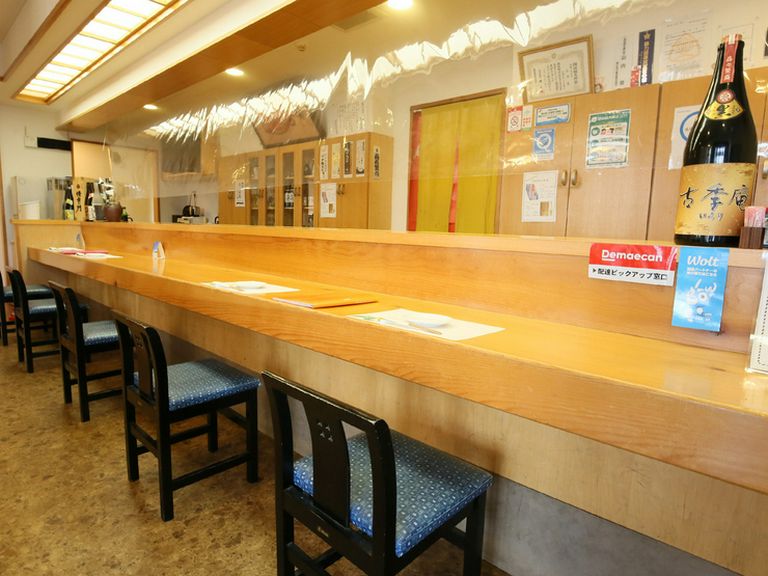 楽しい会話が弾むカウンター席はおひとり様でも安心