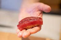 当店人気メニューをちょっとずつ五貫コースです。その日のお勧めのネタ5貫の盛り合わせ。1貫ずつお出しさせていただいております。
