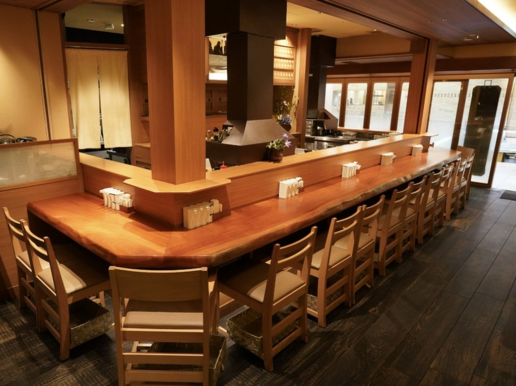 テーブル席のご用意もございます。大切な接待やご会食でぜひ。