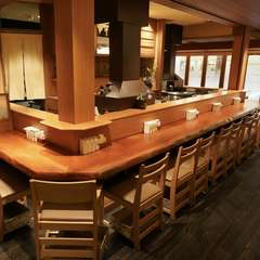 テーブル席のご用意もございます。大切な接待やご会食でぜひ。