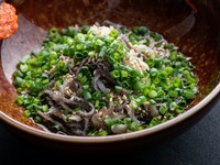 黒センマイと白センマイをブレンド、絶妙の食感を楽しめます