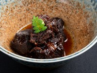 赤ワインでじっくり煮込みとろける味わい