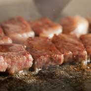 神戸牛のサーロイン、熊本県産のフィレ肉など、特定の産地に縛られず、部位ごとにベストな産地から取り寄せた、黒毛和牛100パーセントのステーキが自慢。こだわりの肉質を好みに合わせてセレクトできます。