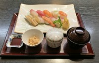 鍋焼きうどん、小鉢二種、茶碗蒸し　※お好みにより半ライス無料