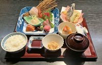 旬の刺身、小鉢、炊き合せ、野菜天ぷら、ご飯、味噌汁