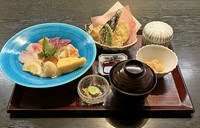 海鮮丼、ミニ天ぷら、小鉢、香の物、茶碗蒸し、味噌汁