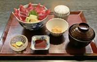 まぐろ丼、小鉢、香の物、茶碗蒸し、味噌汁