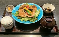 豚丼、小鉢、香の物、茶碗蒸し、味噌汁