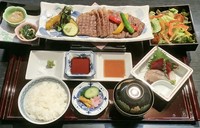深谷牛ステーキ、新鮮生野菜、刺身三点盛り、小鉢二種、お食事（ご飯セット、または蕎麦、うどん（各 温または冷）がお選びいただけます。