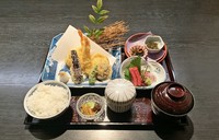 天ぷら（海老、野菜四点、白身魚）、茶碗蒸し、ミニ刺身、小鉢二種、ご飯、香の物、味噌汁