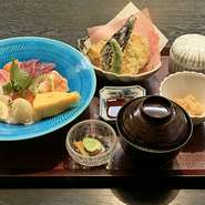 海鮮丼、ミニ天ぷら、小鉢、香の物、茶碗蒸し、味噌汁