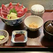 まぐろ丼、小鉢、香の物、茶碗蒸し、味噌汁