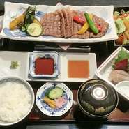 A５ランクの深谷牛ステーキ、新鮮生野菜、刺身三点盛り、小鉢二種、お食事 ※ご飯セット、または蕎麦、うどん（各 温または冷）がお選びいただけます。