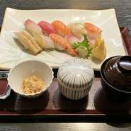 寿司十貫、小鉢、茶碗蒸し、味噌汁※うたげ握りとの違いは寿司ネタの種類でございます。
