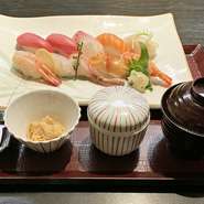寿司十貫、小鉢、茶碗蒸し、味噌汁※こえど握りとの違いは寿司ネタの種類でございます。