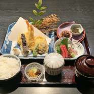 天ぷら（海老、野菜四点、白身魚）、茶碗蒸し、ミニ刺身、小鉢二種、ご飯、香の物、味噌汁