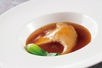 うっとりする味わいと食感！『尾びれフカヒレの姿煮』(1枚)