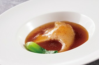 うっとりする味わいと食感！『尾びれフカヒレの姿煮』(1枚)