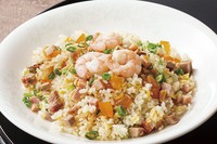 テイクアウトメニューで人気の炒飯とお好きな1品（ハーフサイズ）をセットにしたお得なセットです。1海老のチリソース・2鶏肉の唐揚げ・3麻婆豆腐
※主菜は通常メニューのハーフサイズ
