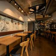 落ち着いた雰囲気の中で、優雅な大人の贅沢を楽しめる場所【85BAL TEPPEN】。自然派ワイン＆料理とのマリアージュと、アットホームな接客で、心満たされる一時を提供してくれます。