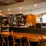 木の温もりを感じさせるくつろぎの店内は、一人でも気兼ねなく利用できます。カウンター越しに店主やスタッフとのやりとりも楽しめるため、一人使いでも退屈しなさそうです。気ままにお一人様を楽しんでみませんか。