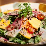 無農薬・減農薬など、限りなく自然な姿で育てられた野菜をはじめ、料理を構成するすべての要素がこだわりの逸品。調味料も発酵食品などを取り入れ、丁寧に手づくりしています。