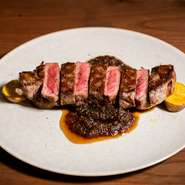 火入れにこだわったNZ産牧草牛（グラスフェットビーフ）サーロインに、ローストしたポテトなど、季節の野菜を添えて。こだわりのステーキをメインに迎えた、コース料理もございます。