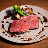 北海道日高の猟師から届けられる蝦夷鹿は、血抜き・熟成までこだわることで、クセがなく、確かな旨みを感じさせる逸品。56℃で丁寧に焼き上げたお肉は、シンプルに塩でいただくのがオススメです。