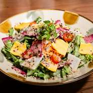 無農薬野菜を中心とした、およそ30～40種類の季節の野菜に、キヌア・発芽アマニなどもあしらったサラダ。甘酒を使った自家製のドレッシングが、食感・彩りと、個性豊かな野菜の存在感を際立たせます。