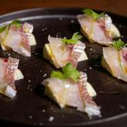 各地より届けられる、肉・鮮魚・野菜。それぞれが各生産者のこだわりの結晶とも呼ぶべき、価値ある逸品。食材＝食財であるという考えからも、生産者に対する想いが伺えます。