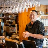 “お客様とのやりとりは笑いをとってこそ”と話す舟木氏。緊張感をほぐすような温かみのある接客も、【85BAL TEPPEN】の魅力。カウンター越しには、オススメワインの相談だけでなく、何気ないやりとりも楽しめます。