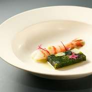 シェフが日本各地を巡り、絆を紡いだ生産者から季節の新鮮食材が産地直送で店に到着。冬季の鬼海老など希少食材も多く、初めて出合う美味がいっぱい。フレンチの細やかな技で、食材の頂点の味わいを届けています。