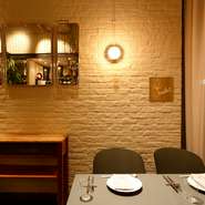 神保町駅から徒歩2分の便利な立地ながら、隠れ家感が高く、知っていると何かと頼りになる店。食材と料理はハイクオリティ、雰囲気と価格は適度なカジュアルダウンを貫いており、気取りなく楽しめるのも大きな魅力！