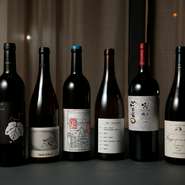 ディナーでは『おまかせコース＋ペアリング付き』が人気。店のスタイル同様、カタチに捉われない楽しいペアリングをソムリエが提案。フランスや日本のワインを中心とするアルコールの他、ノンアルコールもあります。