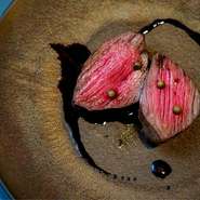 幅広い年代の人が憩える雰囲気で、初見でも緊張感なく過ごせます。夜のコース料理は2週間ほどで料理が変わり、何度訪れても新しい美味と感動がたくさん。2022年春から、夜はアラカルトもOKになり、楽しみがアップ！