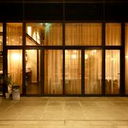 恋人、夫婦での記念日利用も多い店。記念日にディナーコースを利用時はデザートを特製プレートに無料でグレードアップ（詳細は予約時に）。ランチでも別料金で特製デザートプレートを楽しめます（650円税込）。