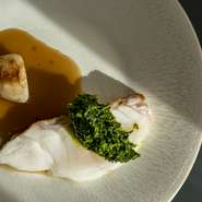 好きなワインの持ち込みもOK（持ち込み料ボトル1本2000円税込）。ワインに応じた料理・コースをシェフとソムリエが考え、提案することも可能です（早めの相談・予約が必要。詳細は店舗に問い合わせを）。