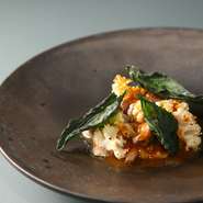 神保町エリアでの接待・会食にも定評がある店。食材と料理、接客などトータルな実力が抜群で、安心して大切なビジネスパートナーをもてなせます。少人数での貸切りにも対応しています（詳細は店舗に問い合わせを）。