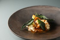 生産地の風土を感じる物語のある一皿『ホロホロ鳥のロティ』