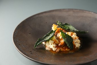 生産地の風土を感じる物語のある一皿『ホロホロ鳥のロティ』