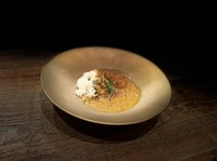 フレンチの技でつくる通年提供のスペシャリテの一つ。オマール海老の殻と頭をバターで丁寧に炒めてとる出汁をベースとし、スパイスとココナッツミルクで奥行きのある味に。ディナーコースの〆の皿やランチでどうぞ。