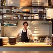 店名は仏語で「末っ子」。自らも末っ子であるシェフがこめたのは、「適度にカジュアルダウンした雰囲気で、等身大でお客様と接し、いい時間を共に過ごしたい」という思い。誰もが心から楽しめる居心地の良さです。