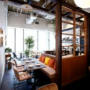 冬季の鬼海老やクエ、八ヶ岳産ホロホロ鳥など、貴重な上質食材が集い、その持ち味を頂点に導く調理も圧巻のクオリティ。一方、雰囲気とサービスは親しみやすく、価格は抑えめ。安心して、本物の美味を満喫できます。